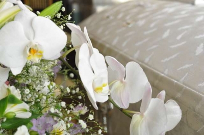 白い胡蝶蘭とかすみ草の供花