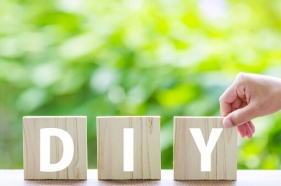 「DIY」と書かれた木製ブロックを並べる手
